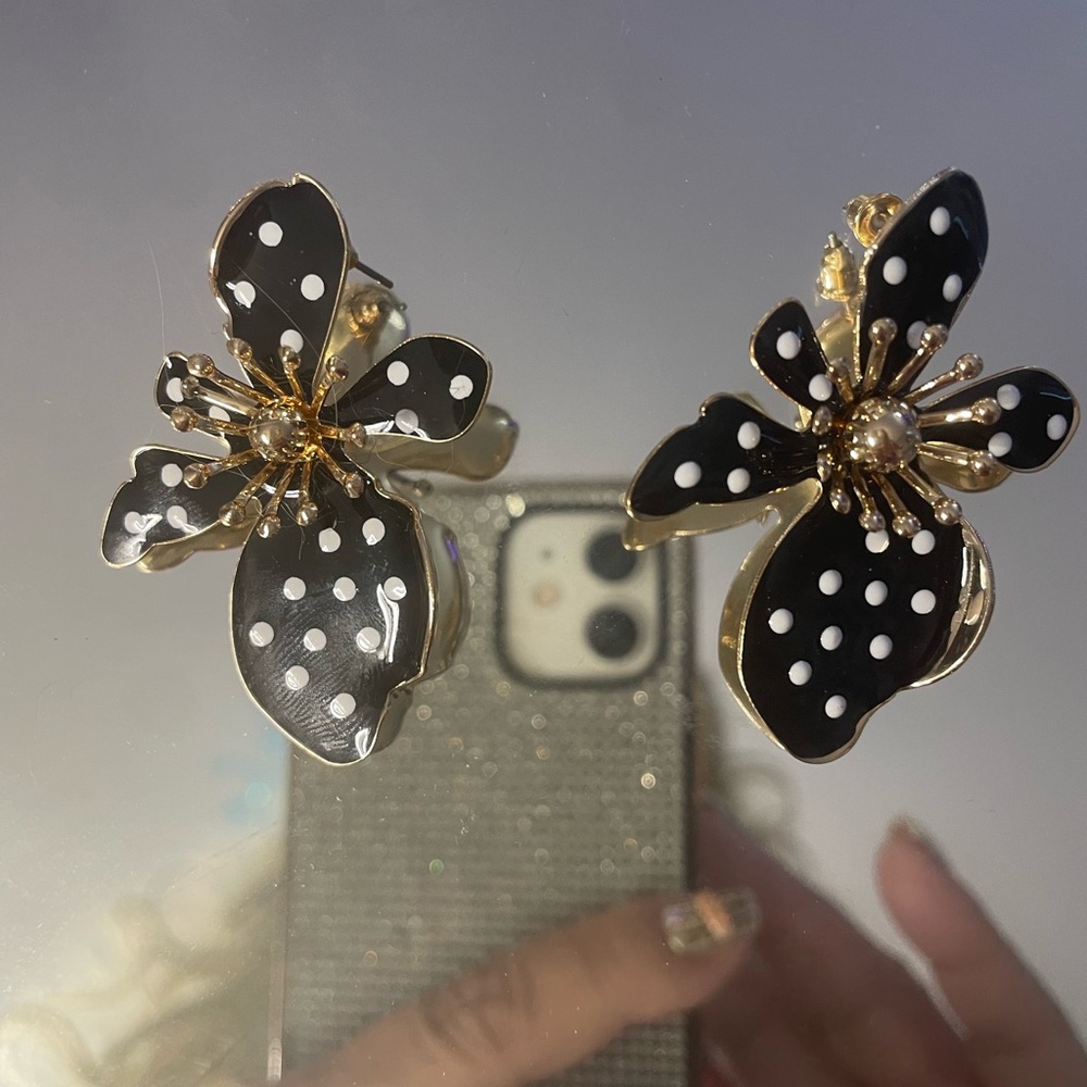 Source Unknown Black & White Polka Dot Flower Stud Earrings